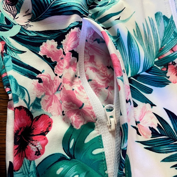 NWT Tommy Bahama Golf Tennis outfit,  full zip up jacket and awesome skirt! - Picture 4 of 9